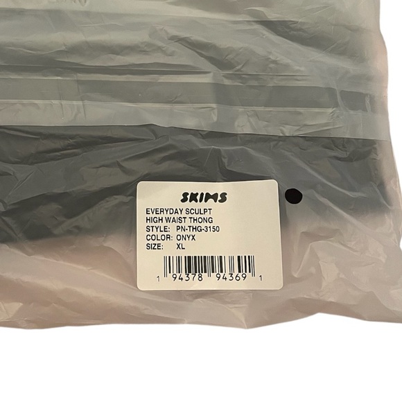 SKIMS Everyday Sculpt Highwaisted Thong - Picture 6 of 6